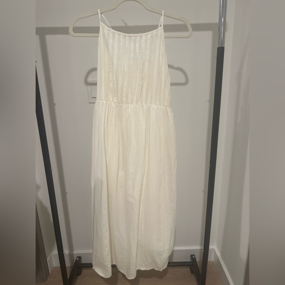 Elegant White Sleeveless Dress